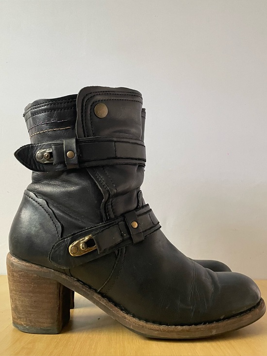 Shoes - Taos Black Leather Ankle Booties | US 10
